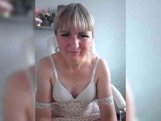 Lady_in_Red webcam