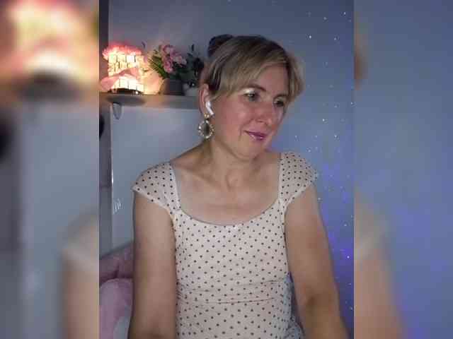 Lady_in_Red webcam