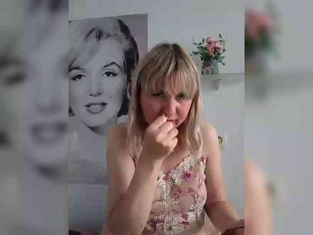 Lady_in_Red webcam