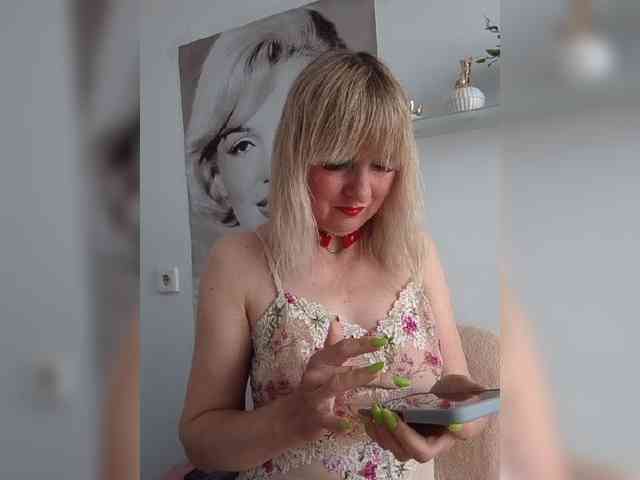 Lady_in_Red webcam