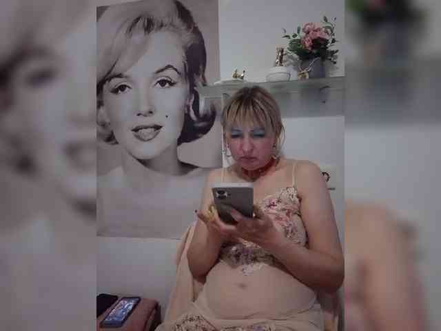 Lady_in_Red webcam