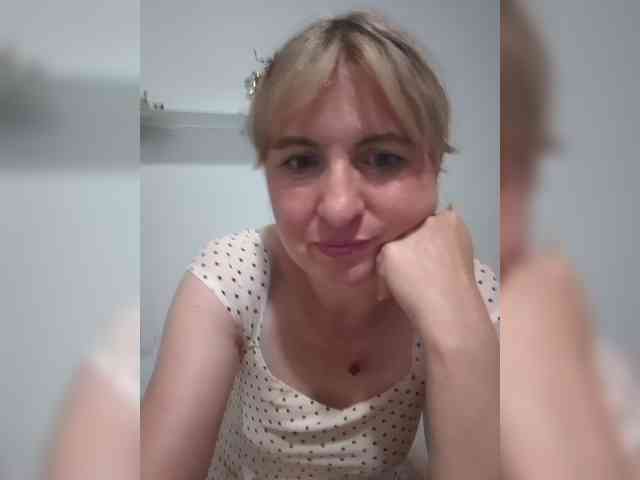 Lady_in_Red webcam