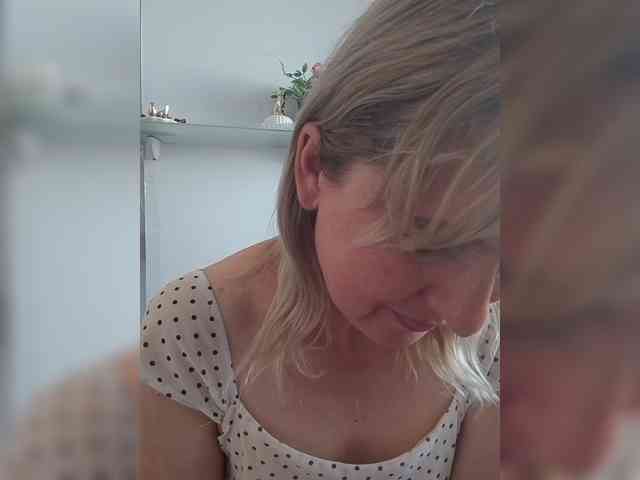 Lady_in_Red webcam