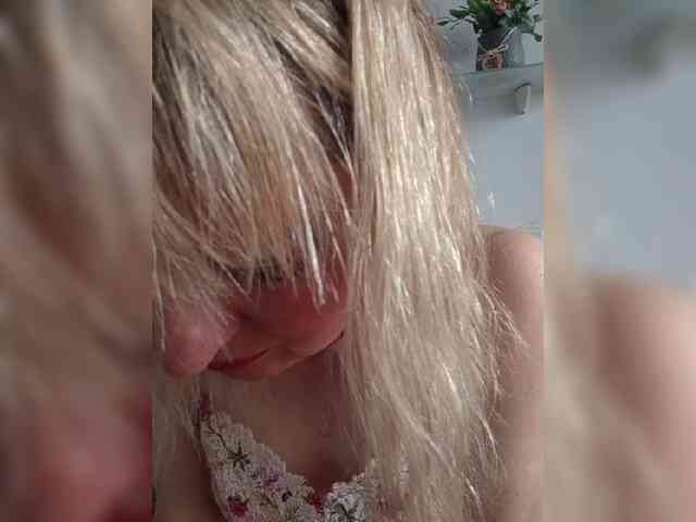 Lady_in_Red webcam