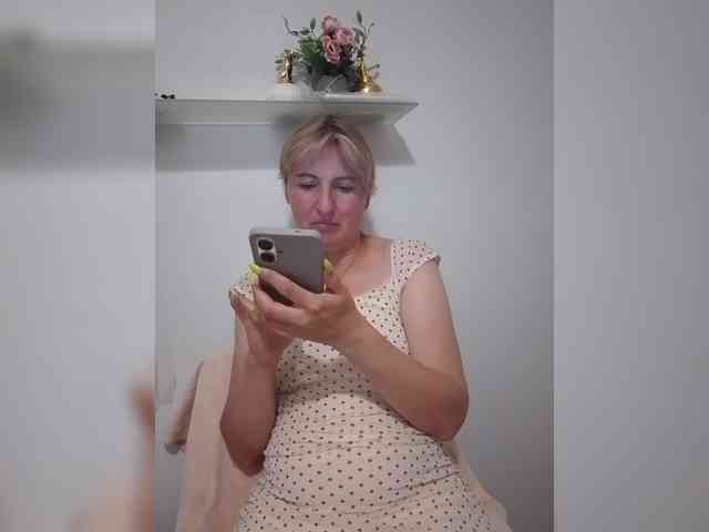 Lady_in_Red webcam