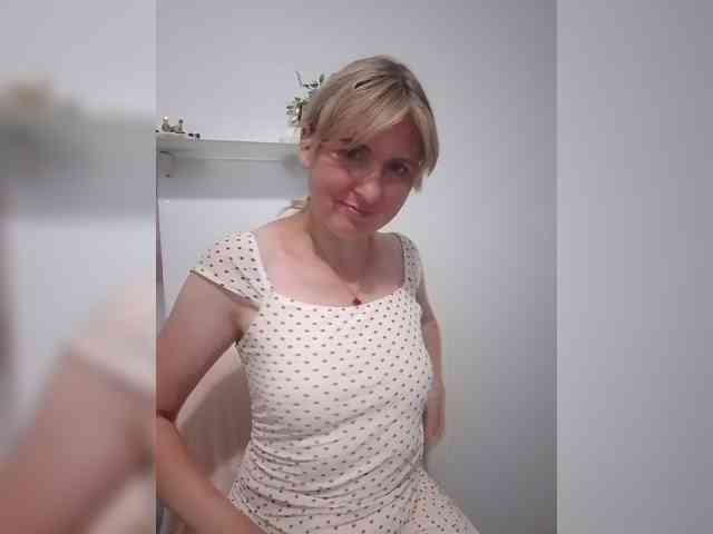 Lady_in_Red webcam
