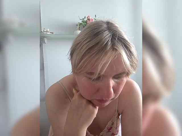 Lady_in_Red webcam