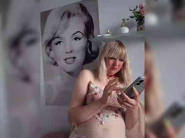 Lady_in_Red webcam