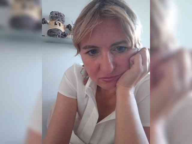 Lady_in_Red webcam