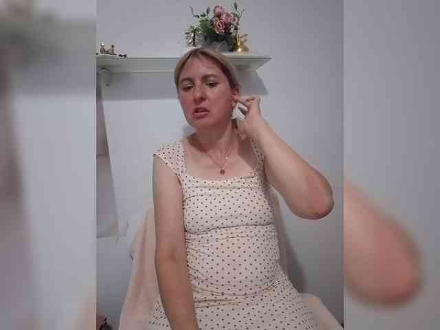 Lady_in_Red webcam