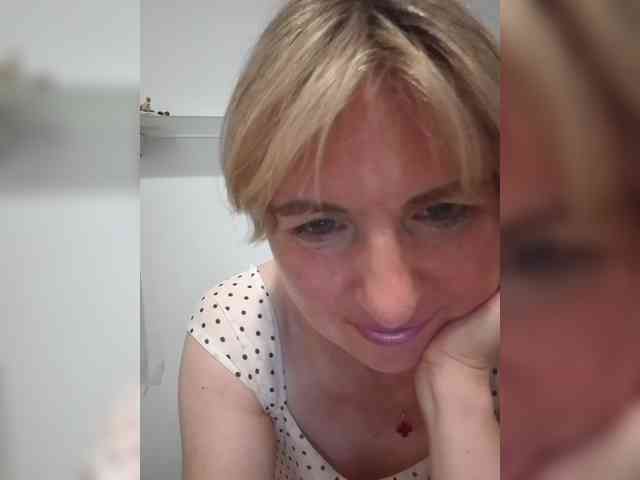 Lady_in_Red webcam