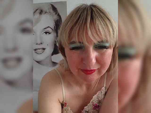 Lady_in_Red webcam
