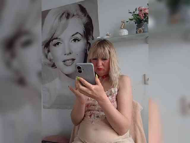 Lady_in_Red webcam