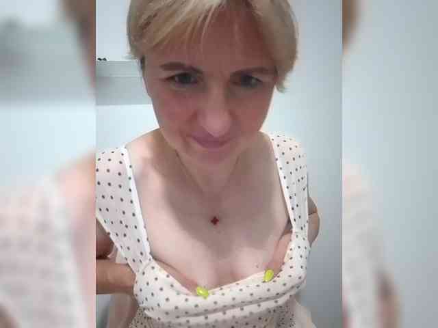 Lady_in_Red webcam