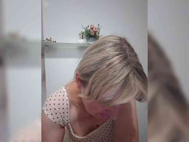 Lady_in_Red webcam