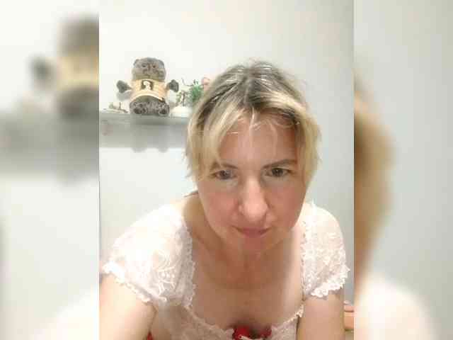 Lady_in_Red webcam
