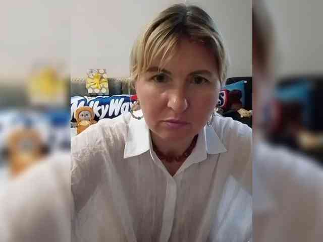 Lady_in_Red webcam