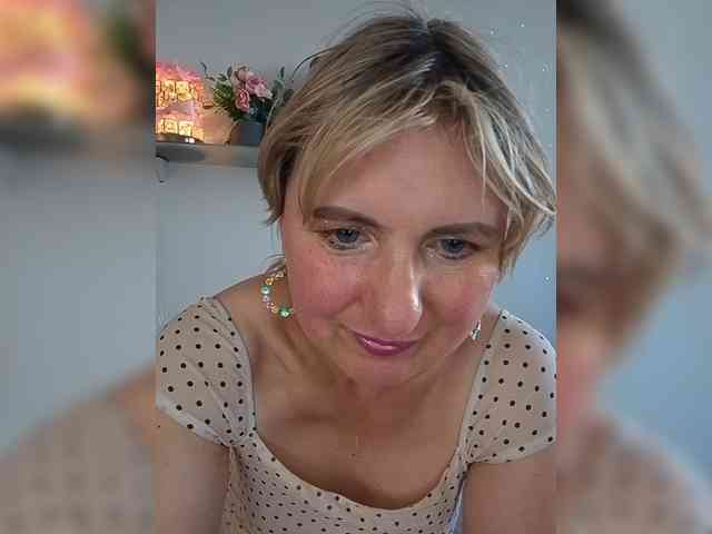Lady_in_Red webcam