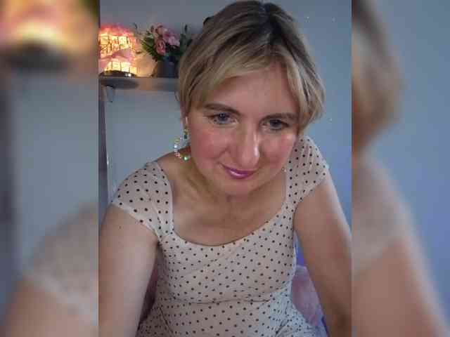 Lady_in_Red webcam