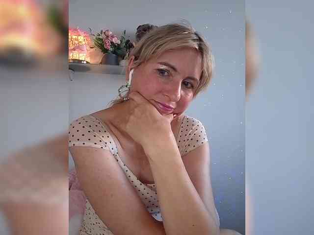 Lady_in_Red webcam