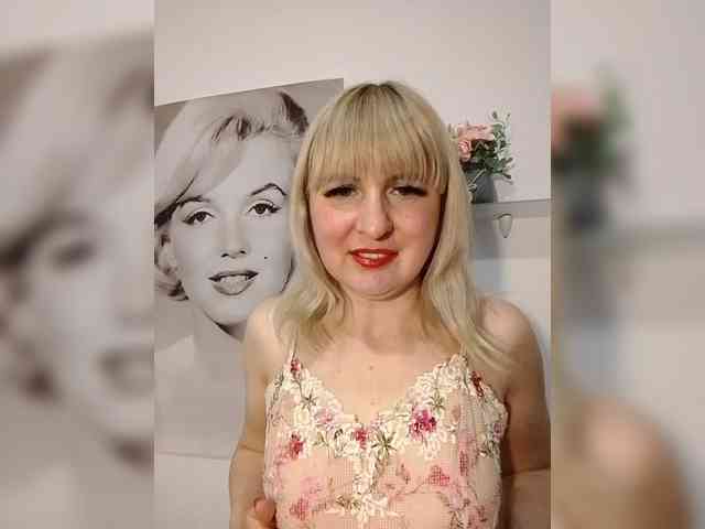 Lady_in_Red webcam