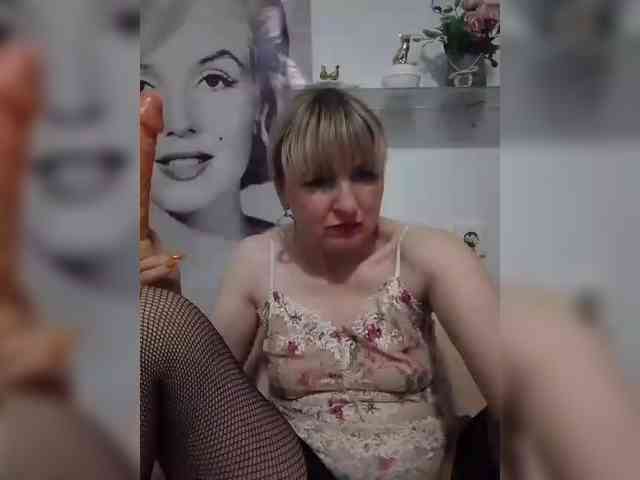 Lady_in_Red webcam
