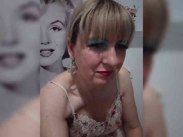 Lady_in_Red webcam
