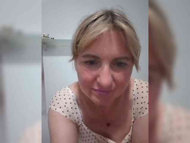 Lady_in_Red webcam