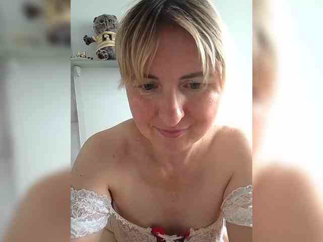 Lady_in_Red webcam