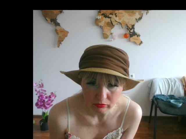 Lady_in_Red webcam