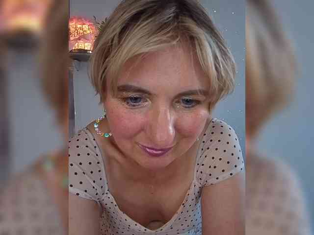 Lady_in_Red webcam