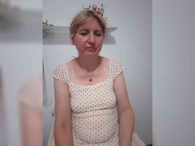 Lady_in_Red webcam