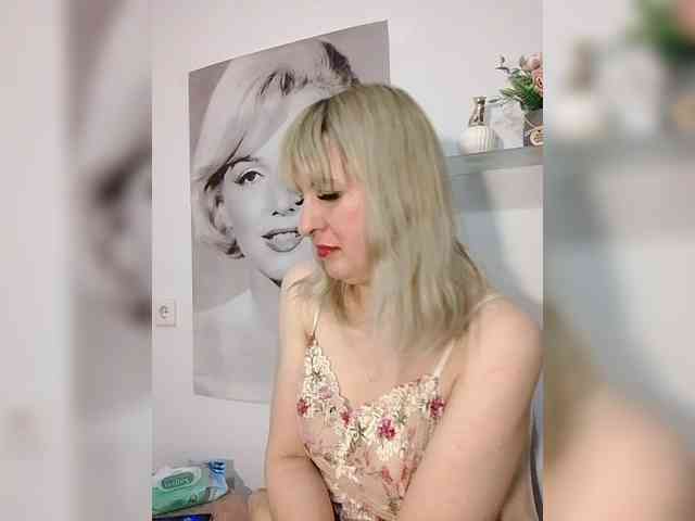 Lady_in_Red webcam