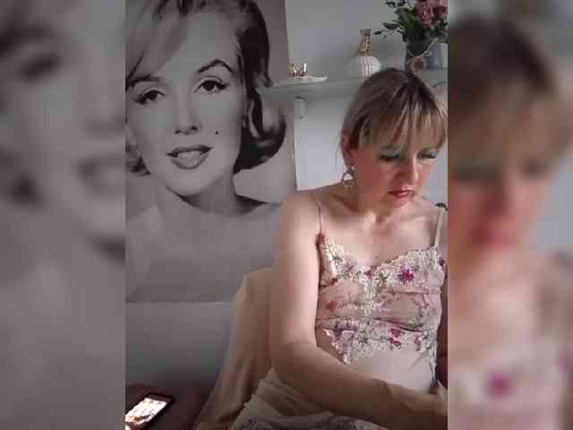 Lady_in_Red webcam