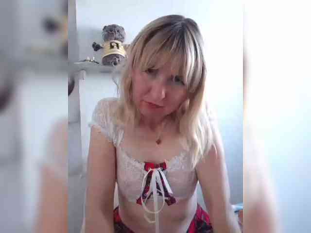 Lady_in_Red webcam