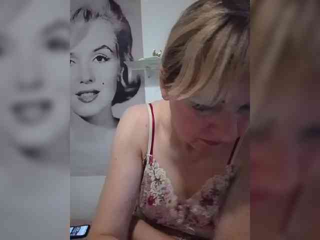Lady_in_Red webcam