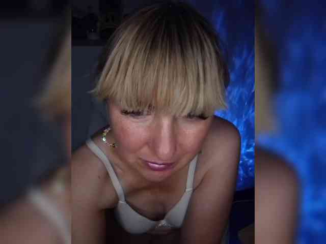 Lady_in_Red webcam