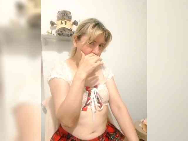 Lady_in_Red webcam