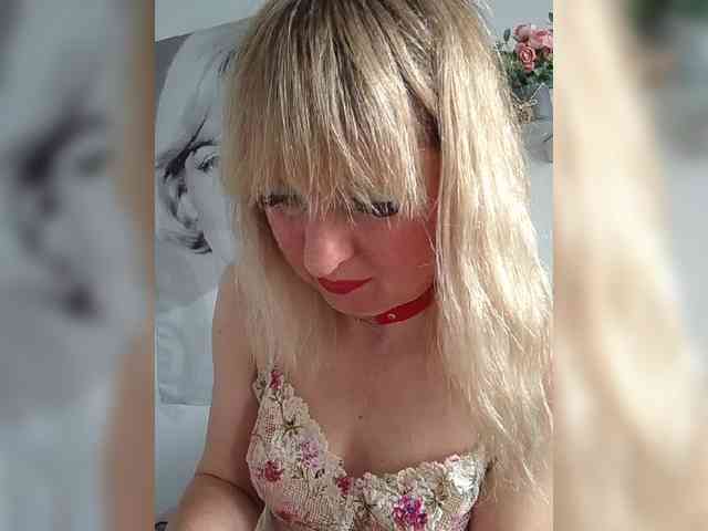 Lady_in_Red webcam
