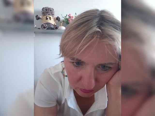 Lady_in_Red webcam