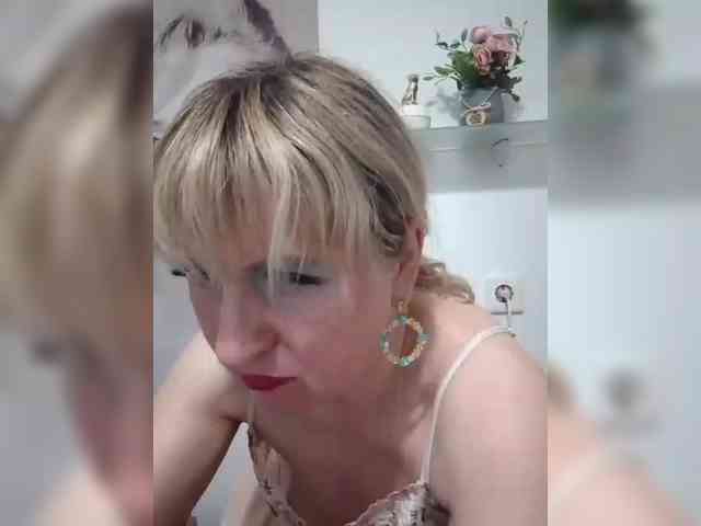 Lady_in_Red webcam