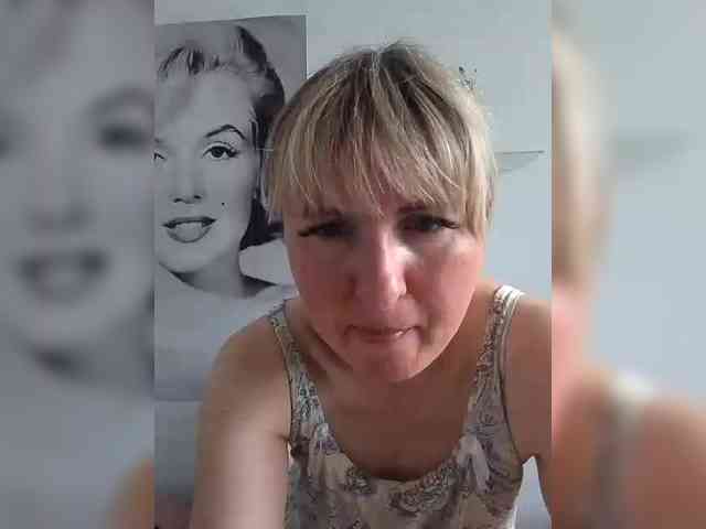 Lady_in_Red webcam