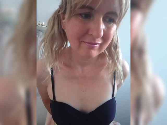 Lady_in_Red webcam