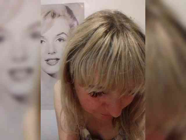 Lady_in_Red webcam