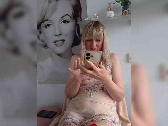 Lady_in_Red webcam