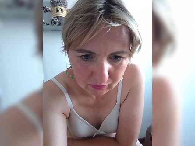 Lady_in_Red webcam
