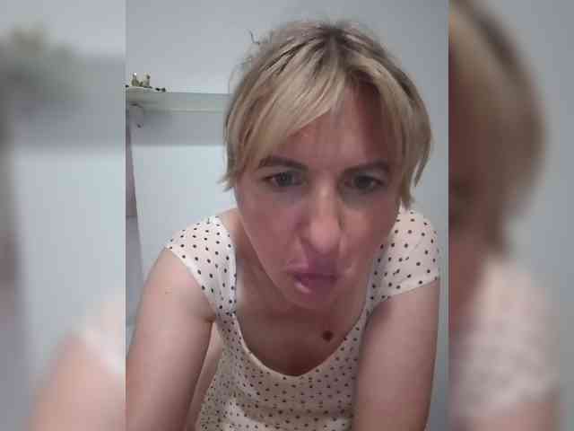 Lady_in_Red webcam
