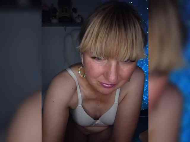 Lady_in_Red webcam