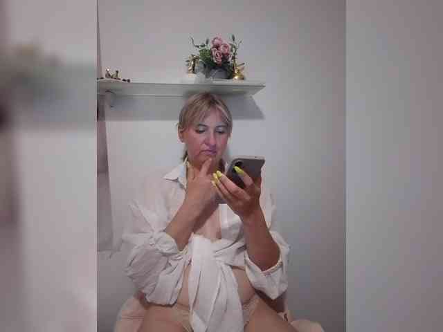 Lady_in_Red webcam