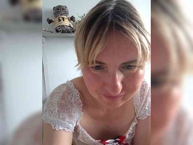 Lady_in_Red webcam